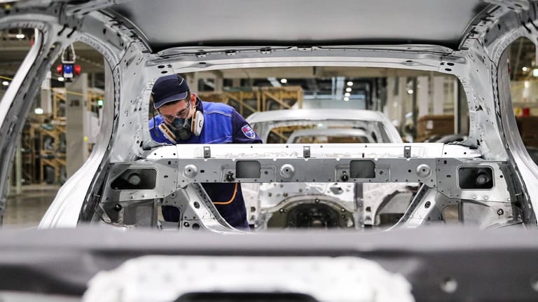 Autoproduktion: Besonders der Chipmangel setzt der deutschen Industrie hart zu – und Manager gehen in den nächsten Monaten von einer verschärften Lage aus.