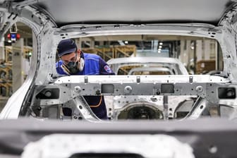 Autoproduktion: Besonders der Chipmangel setzt der deutschen Industrie hart zu – und Manager gehen in den nächsten Monaten von einer verschärften Lage aus.