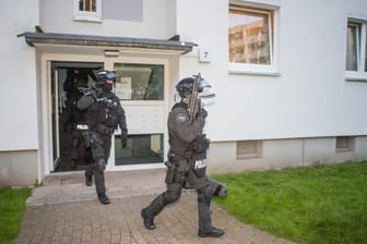 Beamte des SEK kommen aus einem Haus in Hamburg Schnelsen: Die beiden verdächtigen Männer wurden bereits aus dem Polizeigewahrsam entlassen.