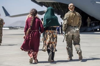 US-Soldaten organisieren Evakuierungsflüge in Kabul: Laut den islamistischen Taliban soll die Ausreise aus dem Land auch in Zukunft weiter möglich sein.
