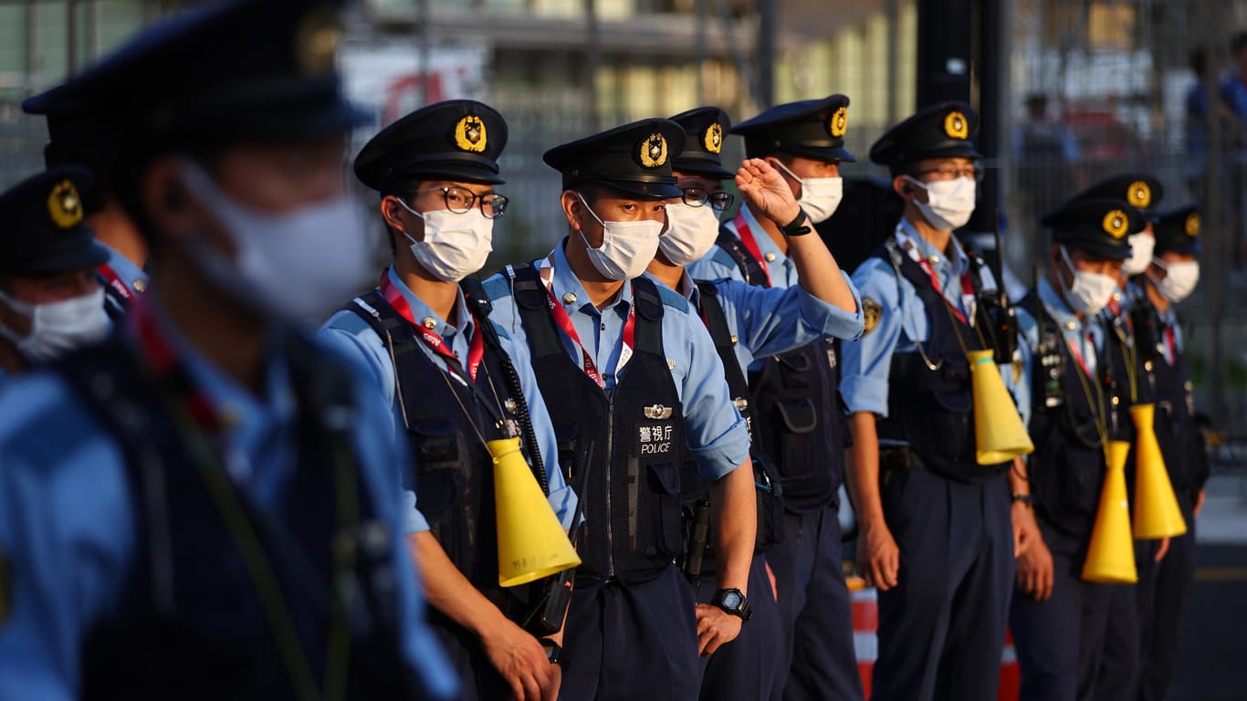 Sicherheitskräfte während der Eröffnungsfeier der Olympischen Spiele in Tokio: Wegen der Spiele ist die Polizei in erhöhter Alarmbereitschaft, Berichten zufolge sind 60.000 Polizisten im Einsatz.