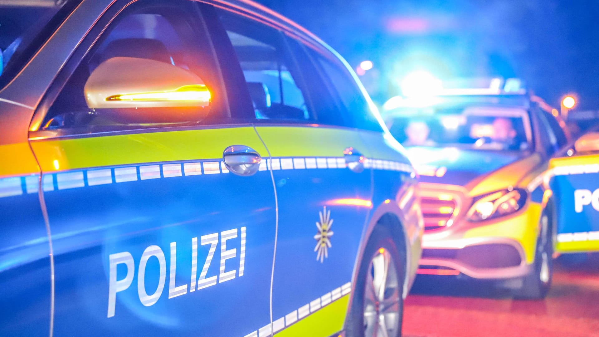 Polizeiwagen im Einsatz (Symbolbild): Mit mehreren Autos fuhren die Beamten nach dem Anruf einer Zeugin nach Niederaußem.