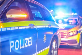 Polizeiwagen im Einsatz (Symbolbild): Mit mehreren Autos fuhren die Beamten nach dem Anruf einer Zeugin nach Niederaußem.