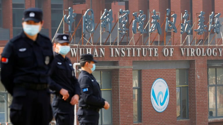 Sicherheitskräfte vor dem Institut für Virologie in Wuhan: Erst mehr als ein Jahr nach Ausbruch des Virus hatte ein Team der Weltgesundheitsorganisation (WHO) Wuhan besuchen können.