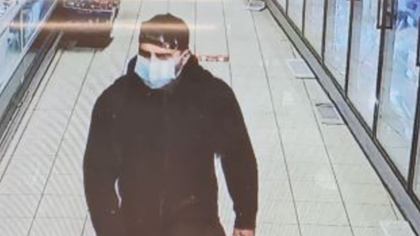 Die Polizei sucht diesen Mann: Wer ihn sieht, soll ihn nicht ansprechen – er ist möglicherweise bewaffnet. Die Polizei sucht diesen Mann: Wer ihn sieht, soll ihn nicht ansprechen – er ist möglicherweise bewaffnet.