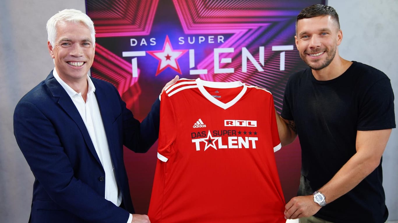 Henning Tewes, Geschäftsführer RTL Television, mit Lukas Podolski: Ist der "Transfercoup", wie RTL den Wechsel des Fußballers zum "Supertalent" bezeichnete, jetzt geplatzt?