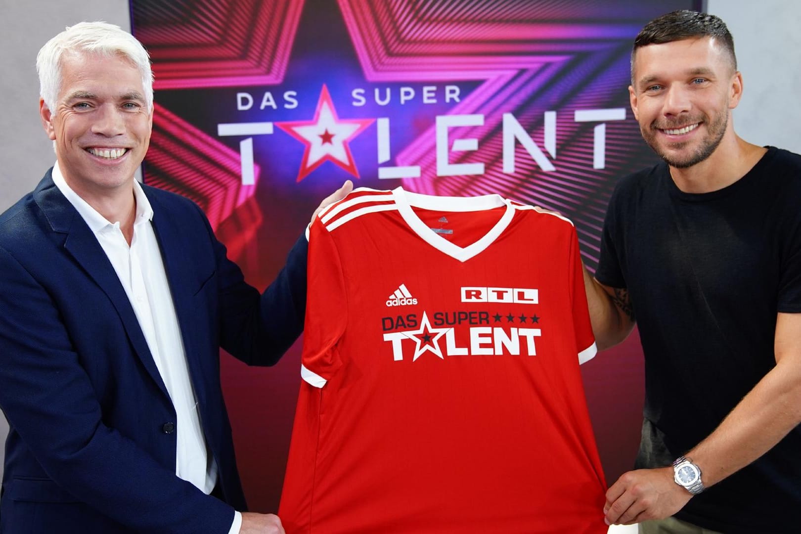 Henning Tewes, Geschäftsführer RTL Television, mit Lukas Podolski: Ist der "Transfercoup", wie RTL den Wechsel des Fußballers zum "Supertalent" bezeichnete, jetzt geplatzt?