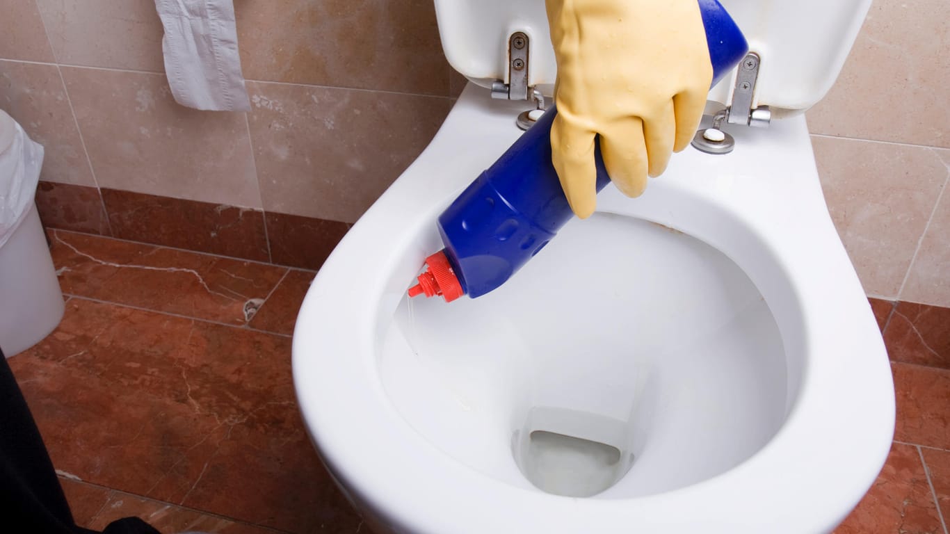 Toilettenreinigung: WC-Reiniger sollten richtig entfernt werden. Andernfalls können sie nach längerer Zeit ebenfalls unangenehm riechen.