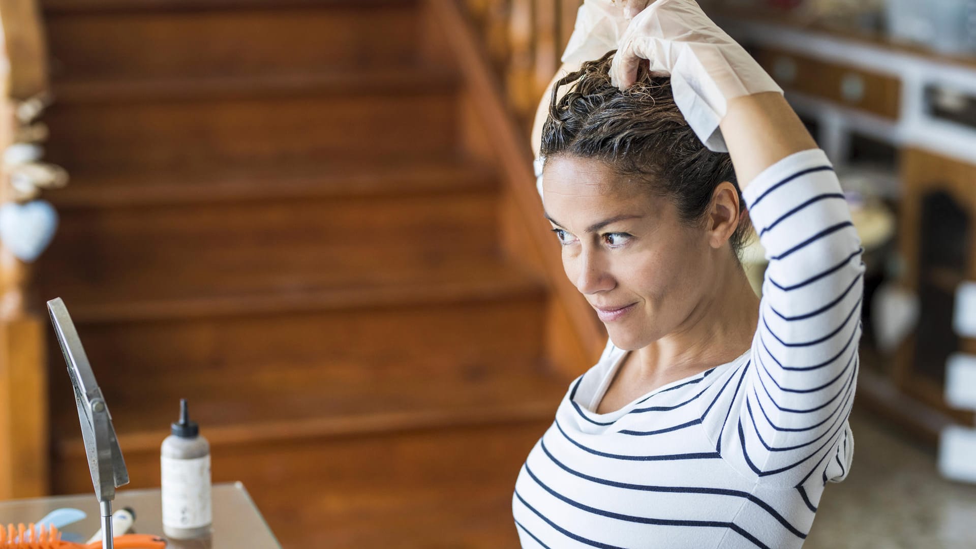 Haare färben: In vielen Haarfärbemitteln stecken aromatische Amine.