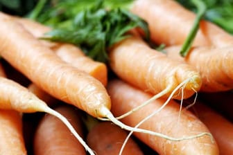 Weiche Karotten: Sie lassen sich wieder auffrischen, indem sie über Nacht in ein Wasserglas gestellt werden.