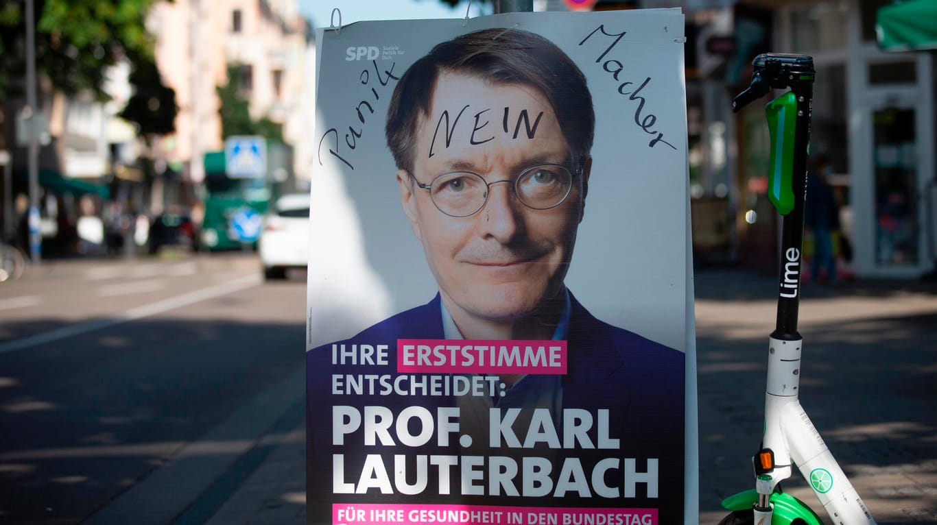 Ein beschmiertes Wahlplakat der SPD mit Karl Lauterbach: "Das habe ich so noch nicht gesehen", sagt Lauterbach zum Plakat-Vandalismus in der Stadt.