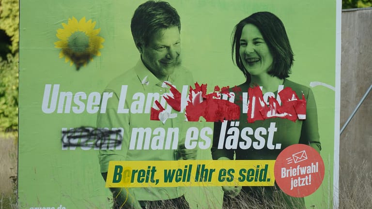 Ein zerstörtes Wahlkampfplakat der Grünen in Köln: Plakate der Partei wurden auch schon mit Hakenkreuzen beschmiert.
