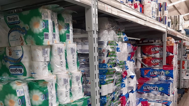 Toilettenpapier im Supermarkt (Symbolbild): Die Preise für die begehrten Blätter könnten deutlich steigen.