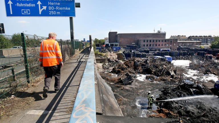 Am Mittwoch löschten Feuerwehrleute noch letzte Brandnester: Die Autobahn kann den Verkehr nicht mehr tragen.