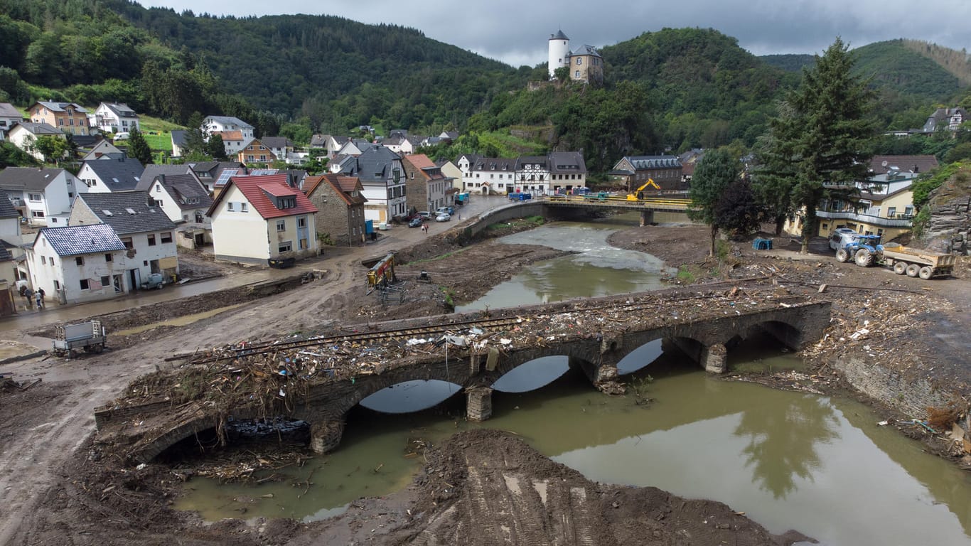 Zerstörte Brücke in Altenahr sechs Wochen nach der Flutkatastrophe: Tausende Haushalte werden bis zum Winter keine normale Versorgung ihrer Heizungen haben.