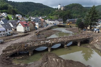 Zerstörte Brücke in Altenahr sechs Wochen nach der Flutkatastrophe: Tausende Haushalte werden bis zum Winter keine normale Versorgung ihrer Heizungen haben.