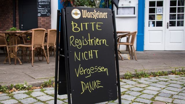 Eine Tafel steht vor einem Restaurant Eine Tafel steht vor einem Restaurant