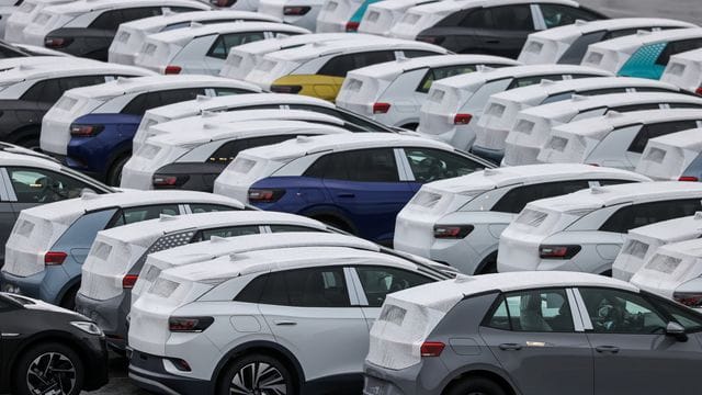 Neuwagenkäufer in Deutschland verlieren zunehmend das Interesse an Autos mit Verbrennungsmotoren.