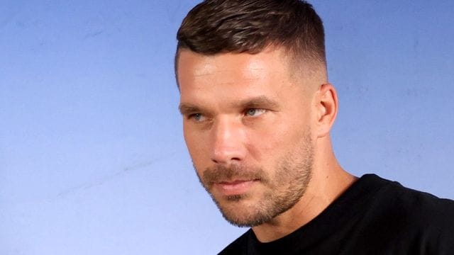 Lukas Podolski hat sich mit dem Coronavirus infiziert.