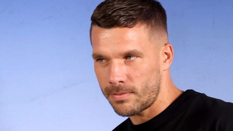 Lukas Podolski hat sich mit dem Coronavirus infiziert.