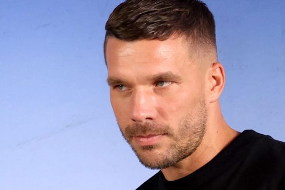 Lukas Podolski hat sich mit dem Coronavirus infiziert.