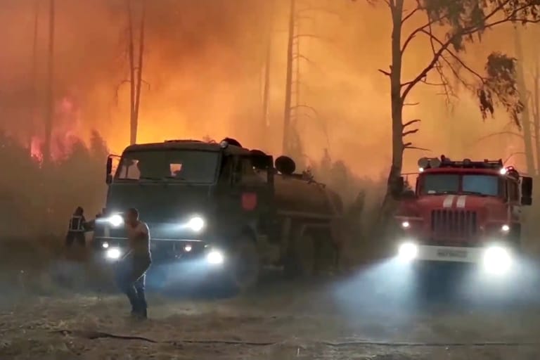 Russische Feuerwehrleute entkommen nur knapp dem Feuertod