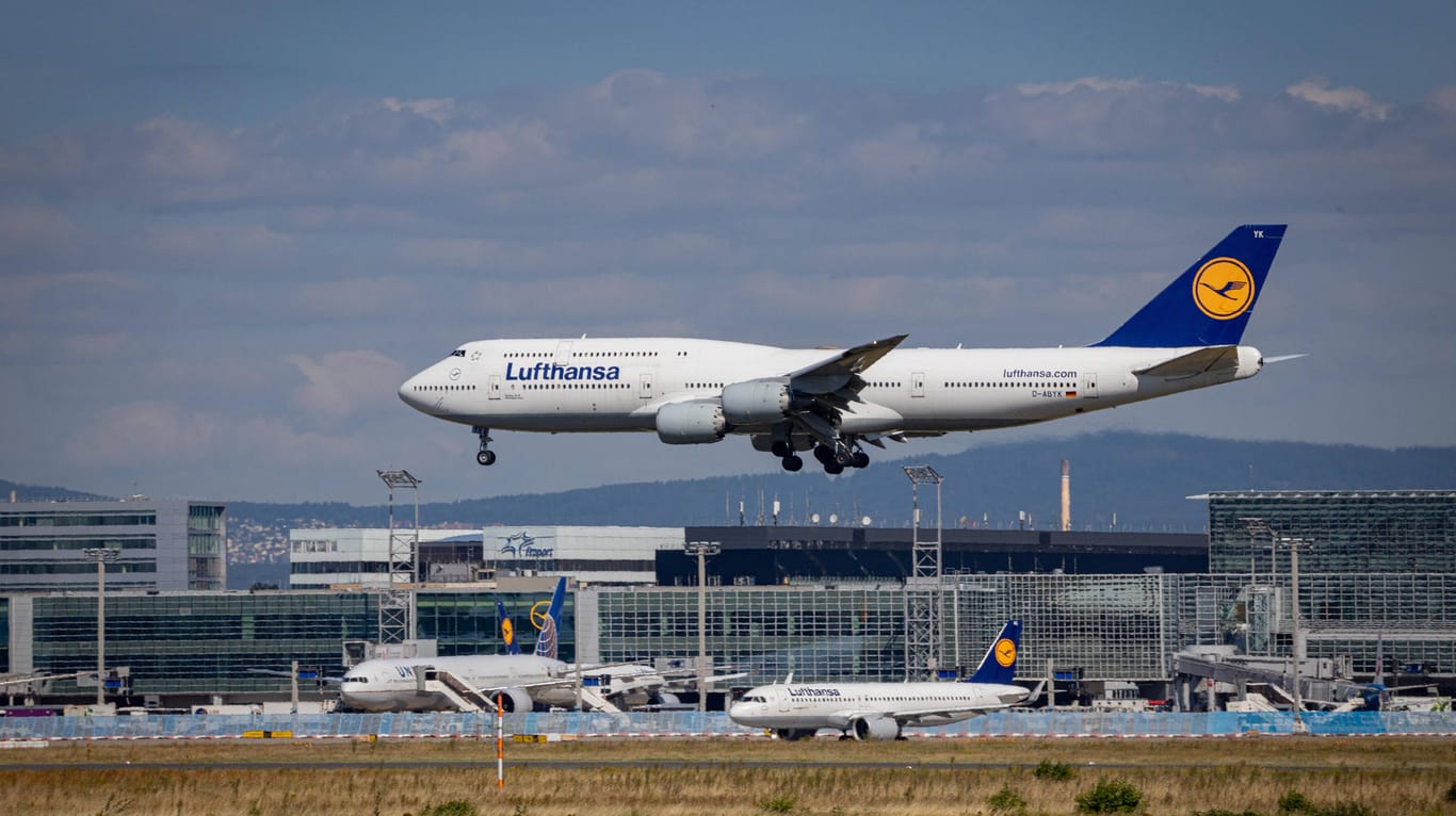 Eine Maschine der Lufthansa am Flughafen in Frankfurt am Main (Symbolbild): Die Airline will für ihr fliegendes Personal eine Impfpflicht einführen.