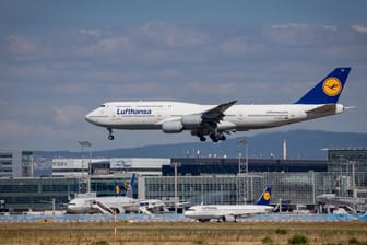 Eine Maschine der Lufthansa am Flughafen in Frankfurt am Main (Symbolbild): Die Airline will für ihr fliegendes Personal eine Impfpflicht einführen.
