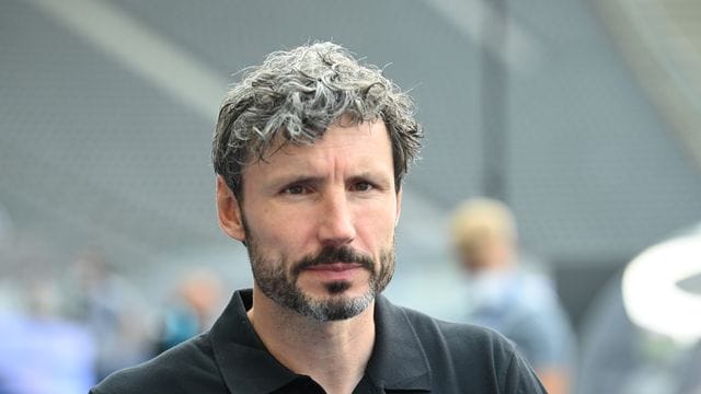 Cheftrainer Mark van Bommel von Wolfsburg