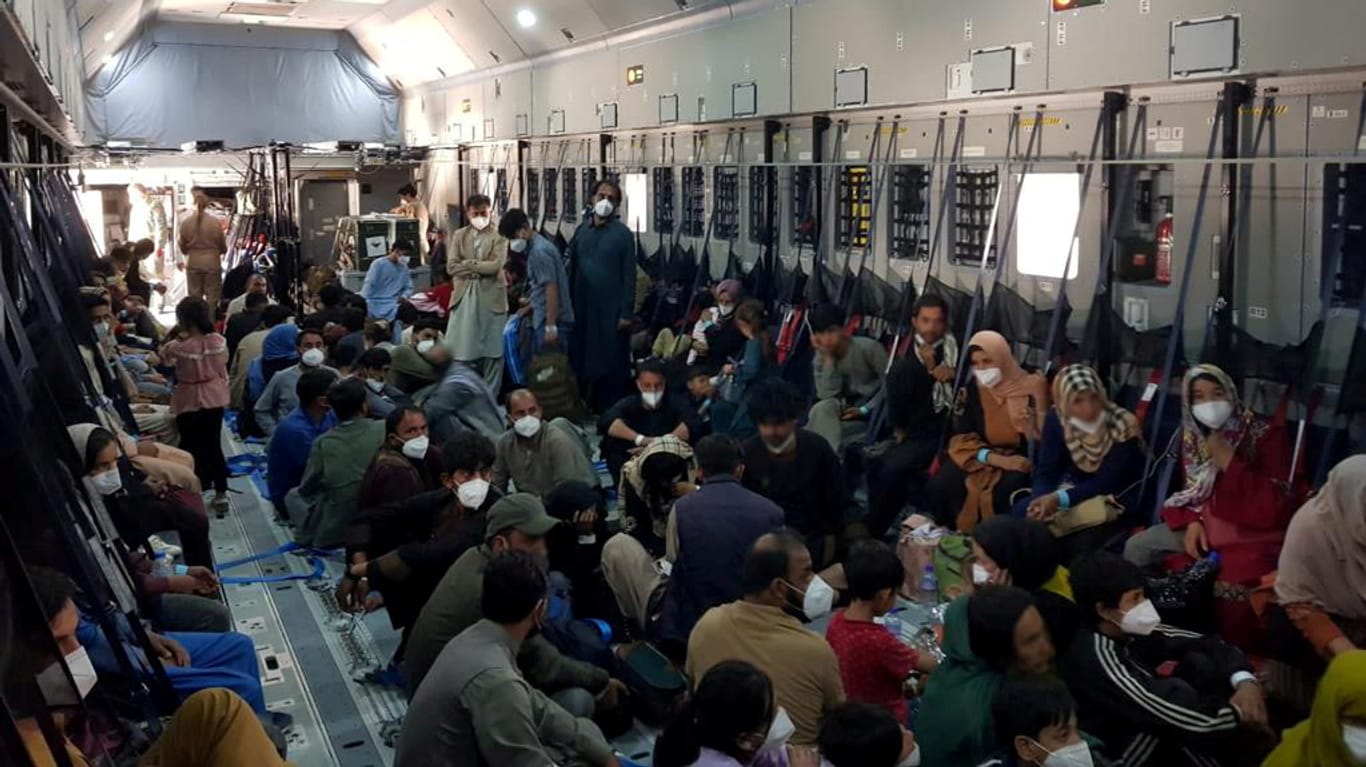 An Bord einer spanischen Evakuierungsmaschine: Bei einem britischen Evakuierungsflug aus Kabul soll auch ein Auto ausgeflogen worden sein.