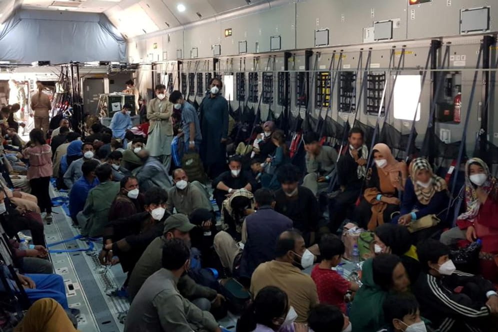 An Bord einer spanischen Evakuierungsmaschine: Bei einem britischen Evakuierungsflug aus Kabul soll auch ein Auto ausgeflogen worden sein.