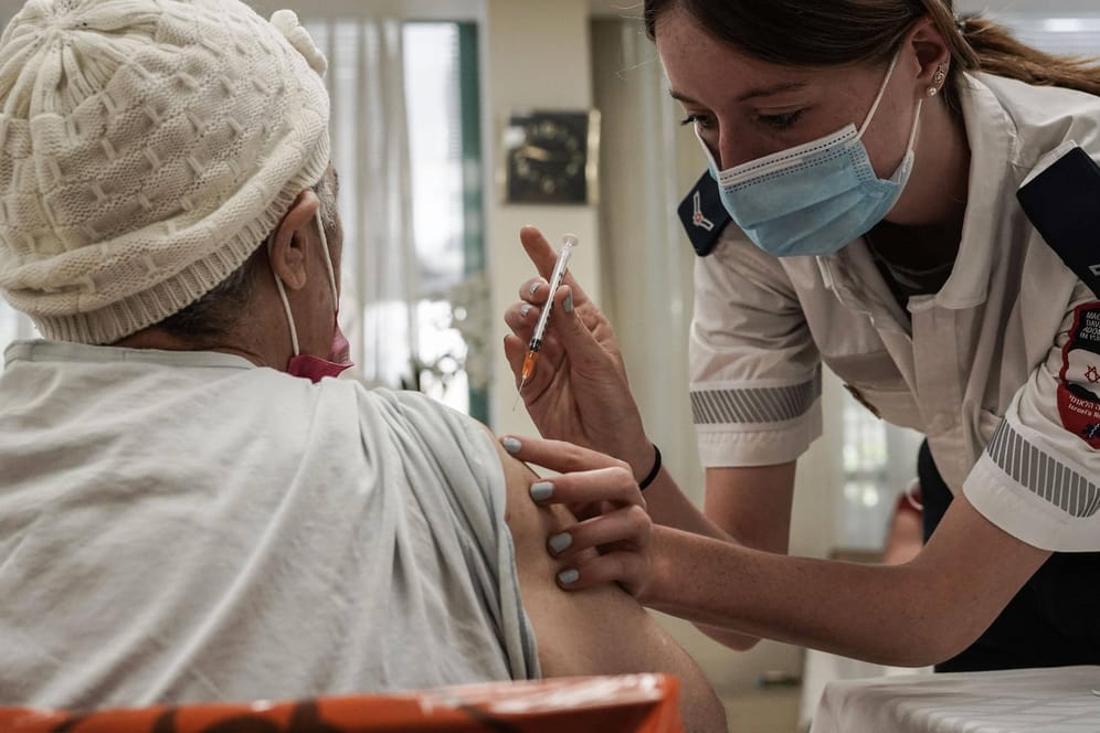 Eine Sanitäterin impft in einem Altersheim in Israel: Die Impfkampagne in dem Land ist ins Stocken geraten.