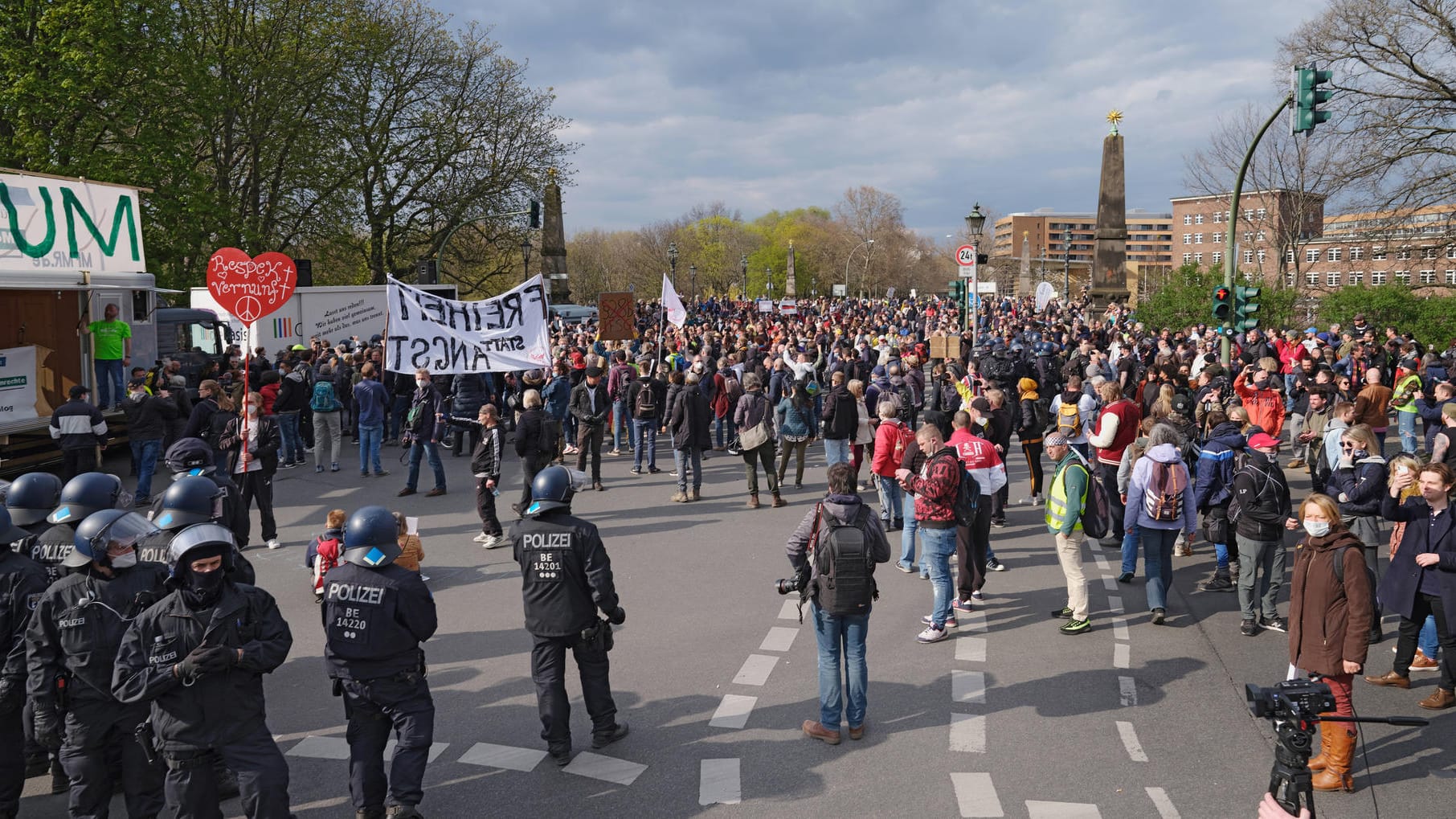Demonstrierende in Berlin (Archivbild): Gewaltsame Szenen wie bei einer Demonstration am 1. August sollen verhindert werden. Demonstrierende in Berlin (Archivbild): Gewaltsame Szenen wie bei einer Demonstration am 1. August sollen verhindert werden.