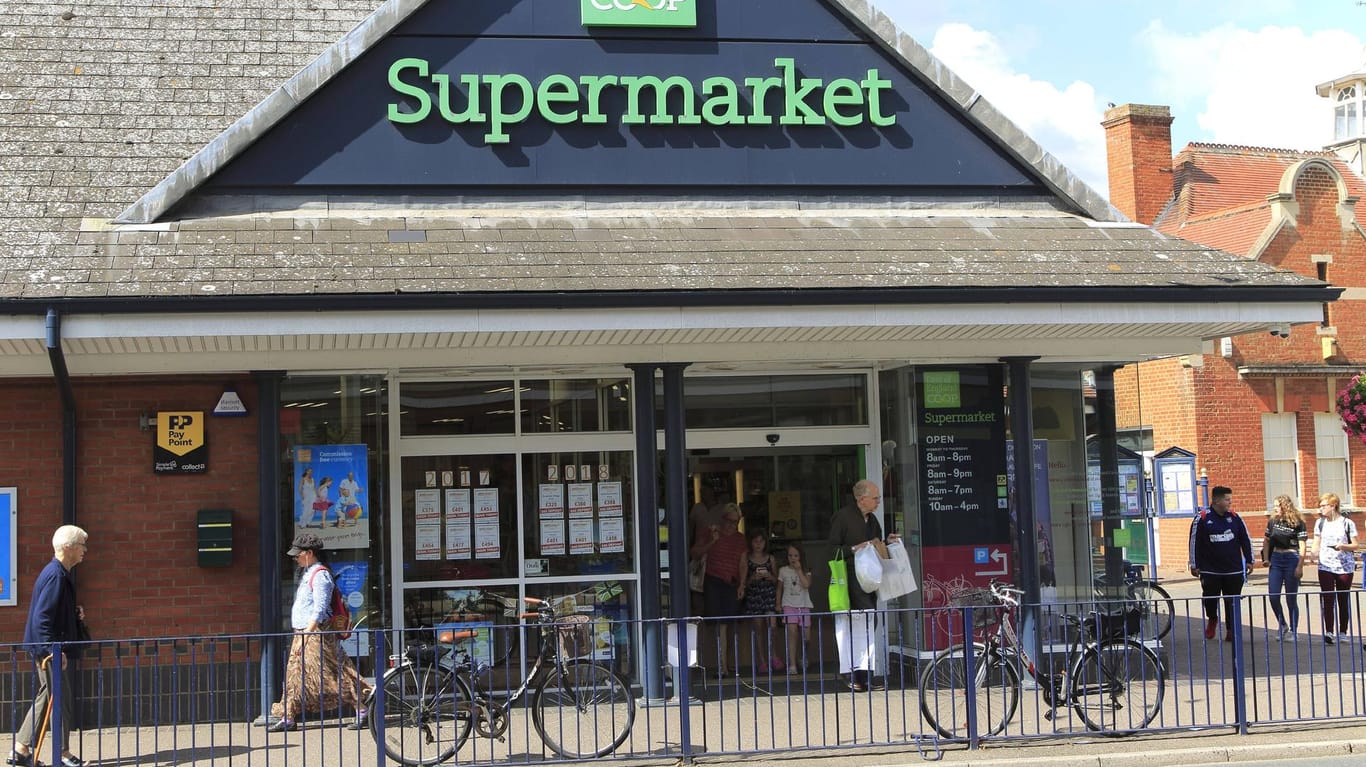 Eine Filiale der Supermarktkette Co-op im englischen Suffolk (Symbolbild): Britische Lebensmittelhändler haben wegen akutem LKW-Fahrermangel Lieferschwierigkeiten.