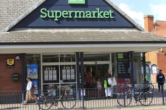 Eine Filiale der Supermarktkette Co-op im englischen Suffolk (Symbolbild): Britische Lebensmittelhändler haben wegen akutem LKW-Fahrermangel Lieferschwierigkeiten.