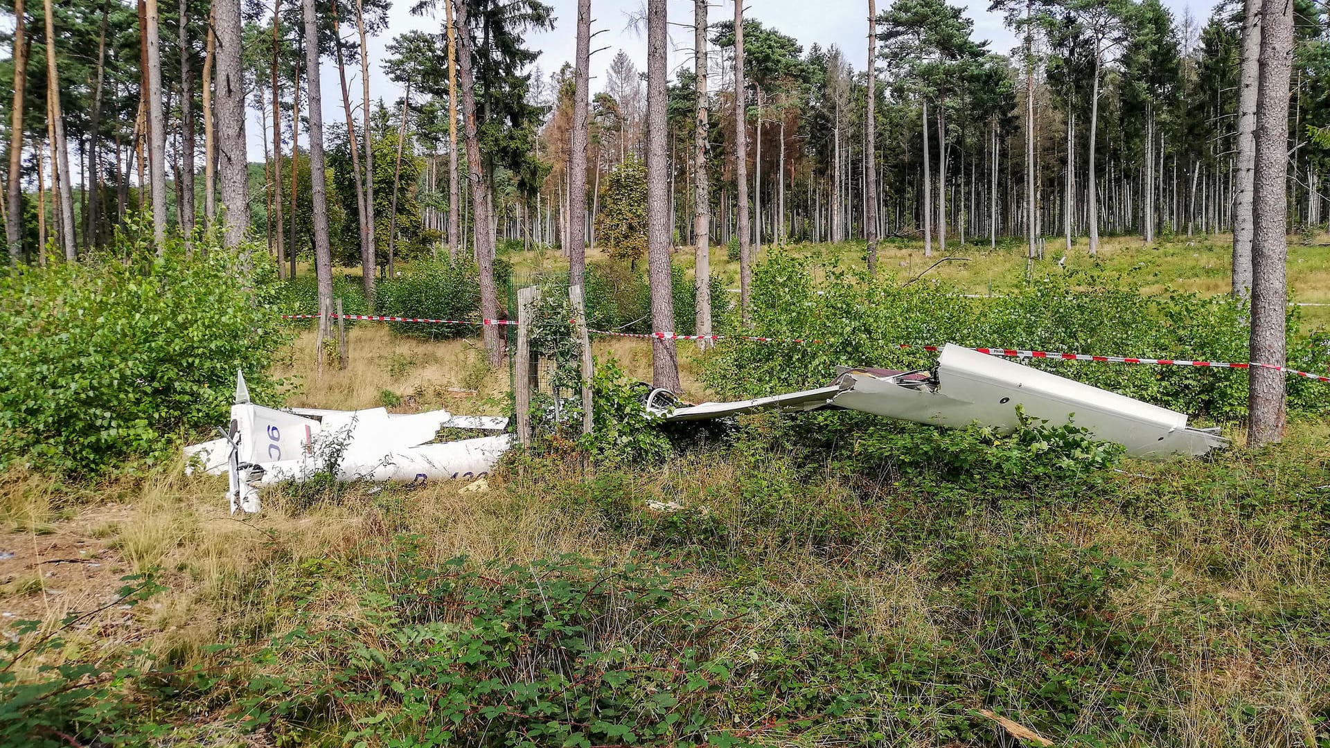 Flatterband hängt an einem Unglücksort in Oerlinghausen. Ein Segelflugzeug ist am Mittwoch im Kreis Lippe abgestürzt. Flatterband hängt an einem Unglücksort in Oerlinghausen. Ein Segelflugzeug ist am Mittwoch im Kreis Lippe abgestürzt.