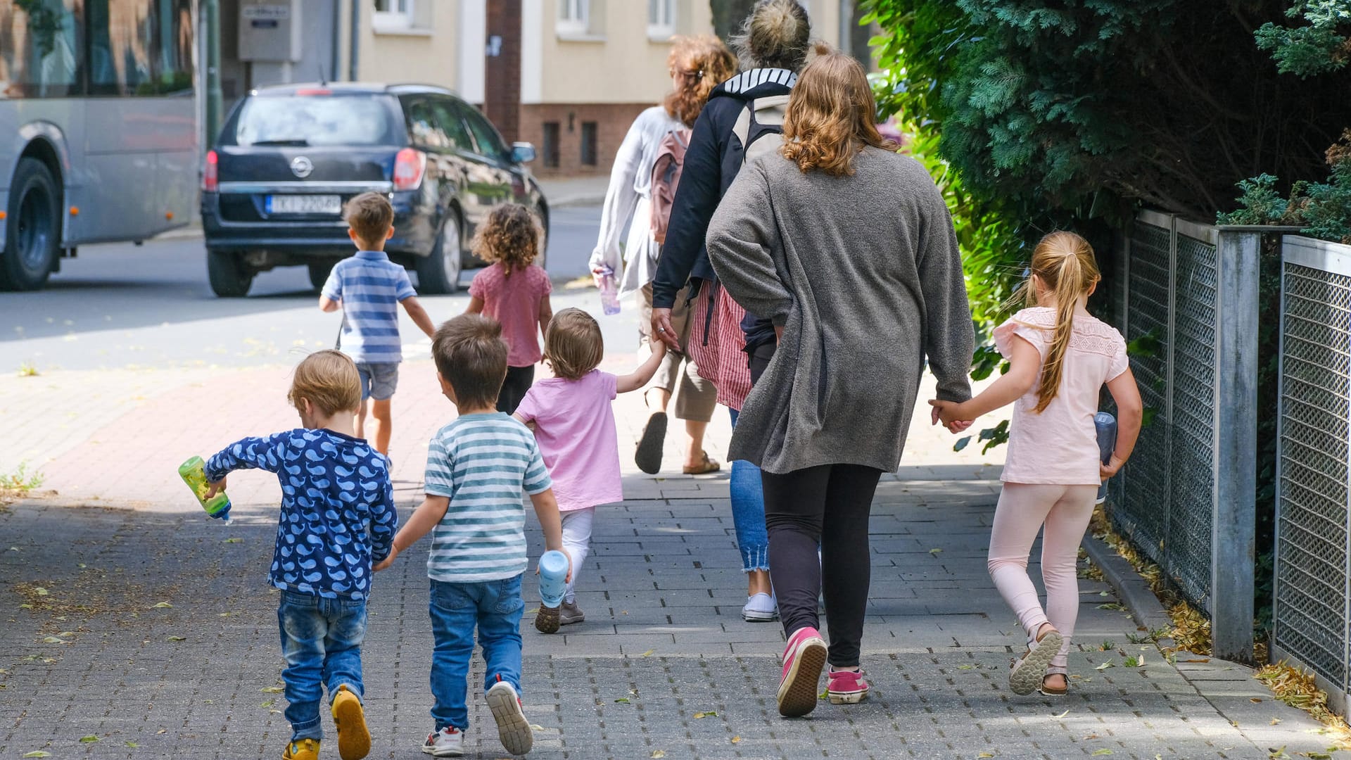 Eine Kita-Gruppe mit Erzieherinnen macht einen Ausflug (Symbolbild): In Leverkusen infizieren sich zunehmend Kinder und Jugendliche mit dem Coronavirus.