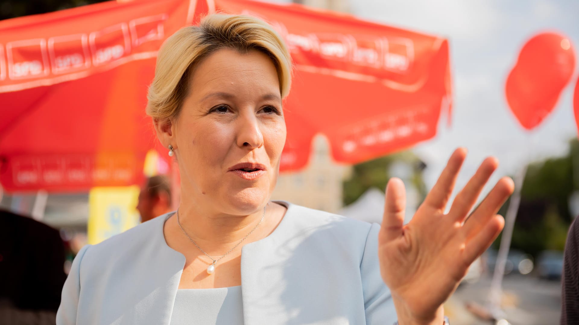 SPD-Spitzenkandidatin Franziska Giffey beim Wahlkampf in Berlin-Friedenau: In der am Mittwoch veröffentlichten Umfrage kam ihre Partei auf 23 Prozent. SPD-Spitzenkandidatin Franziska Giffey beim Wahlkampf in Berlin-Friedenau: In der am Mittwoch veröffentlichten Umfrage kam ihre Partei auf 23 Prozent.