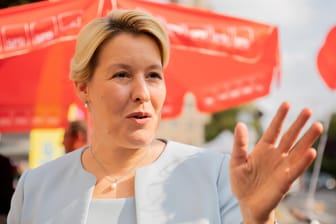 SPD-Spitzenkandidatin Franziska Giffey beim Wahlkampf in Berlin-Friedenau: In der am Mittwoch veröffentlichten Umfrage kam ihre Partei auf 23 Prozent.