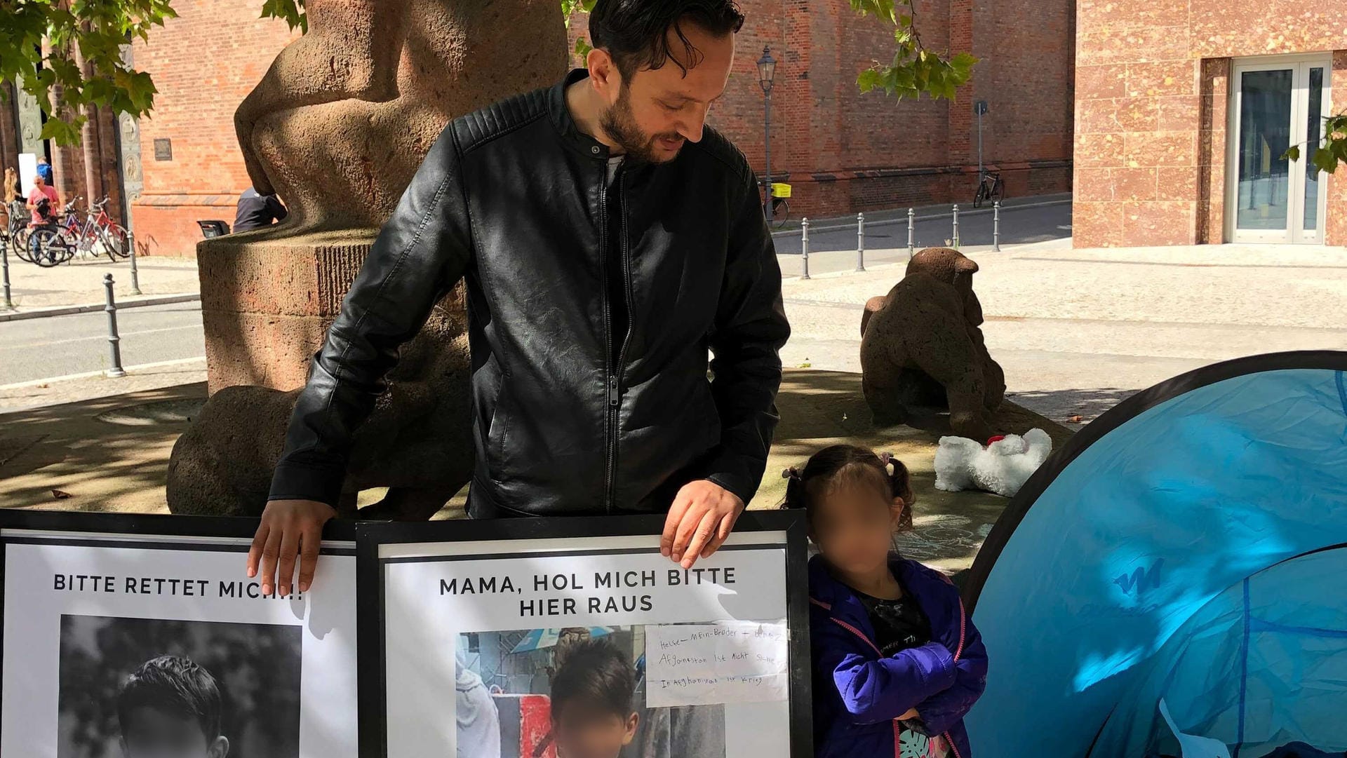 Samim J. mit seiner jüngeren Tochter und Bilder seines Sohnes: Das Zeitfenster der Evakuierungsmission der Bundeswehr schließt sich.