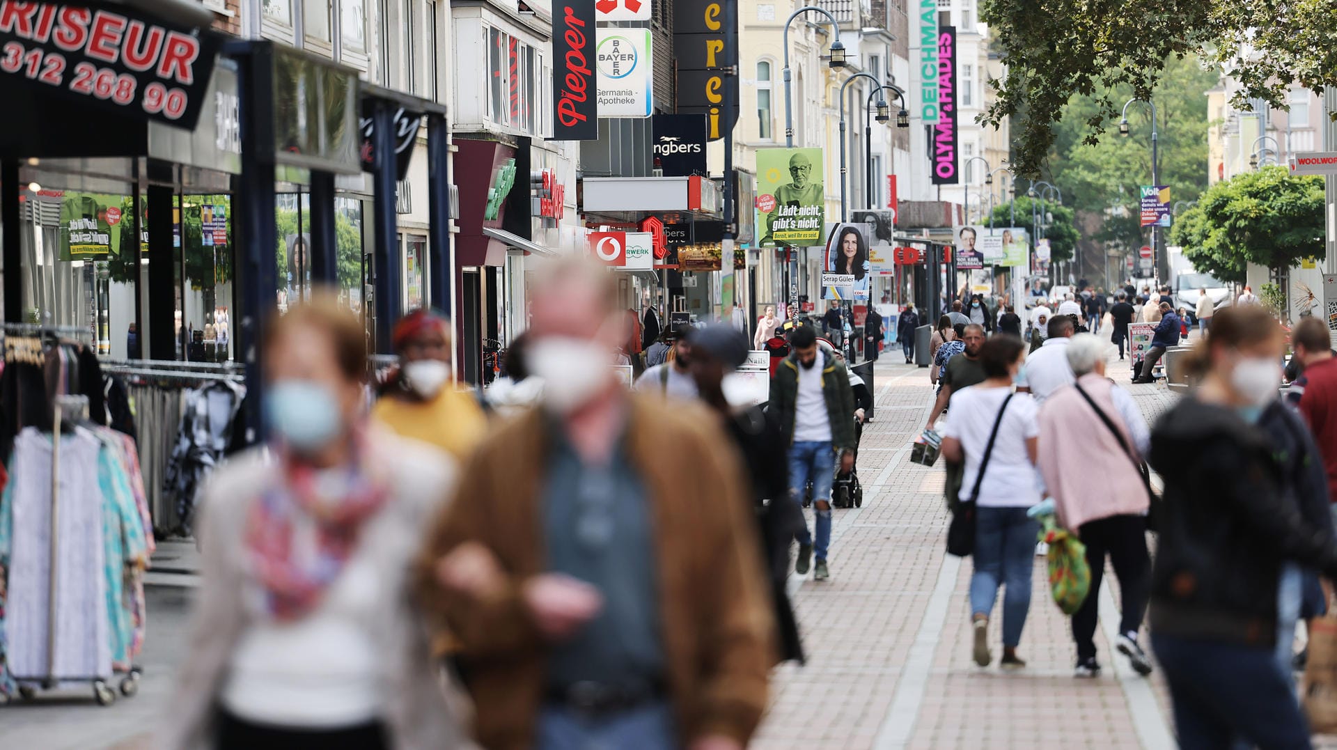 Die Fußgängerzone in Leverkusen: Die Stadt in NRW ist momentan ein Corona-Hotspot in Deutschland.