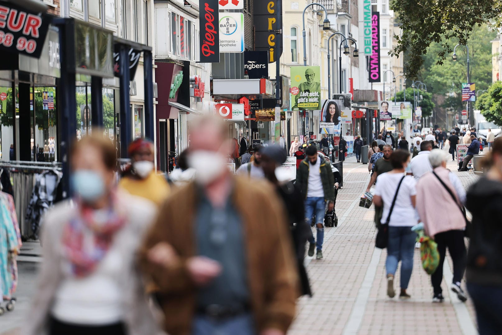 Die Fußgängerzone in Leverkusen: Die Stadt in NRW ist momentan ein Corona-Hotspot in Deutschland.