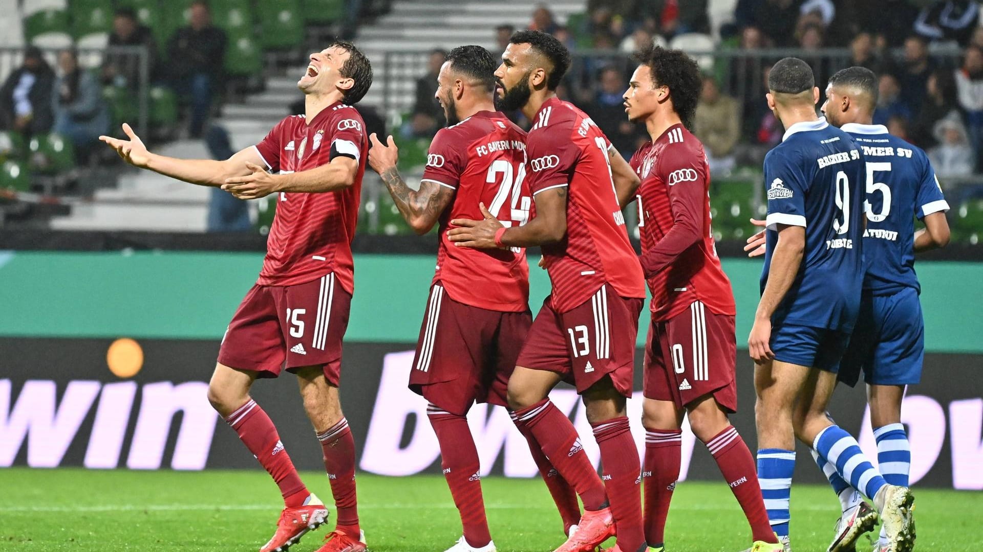 Hatten Spaß beim Spiel in Bremen: Die Bayern-Profis Thomas Müller, Corentin Tolisso, Eric-Maxim Choupo-Moting und Leroy Sané (v.l.).