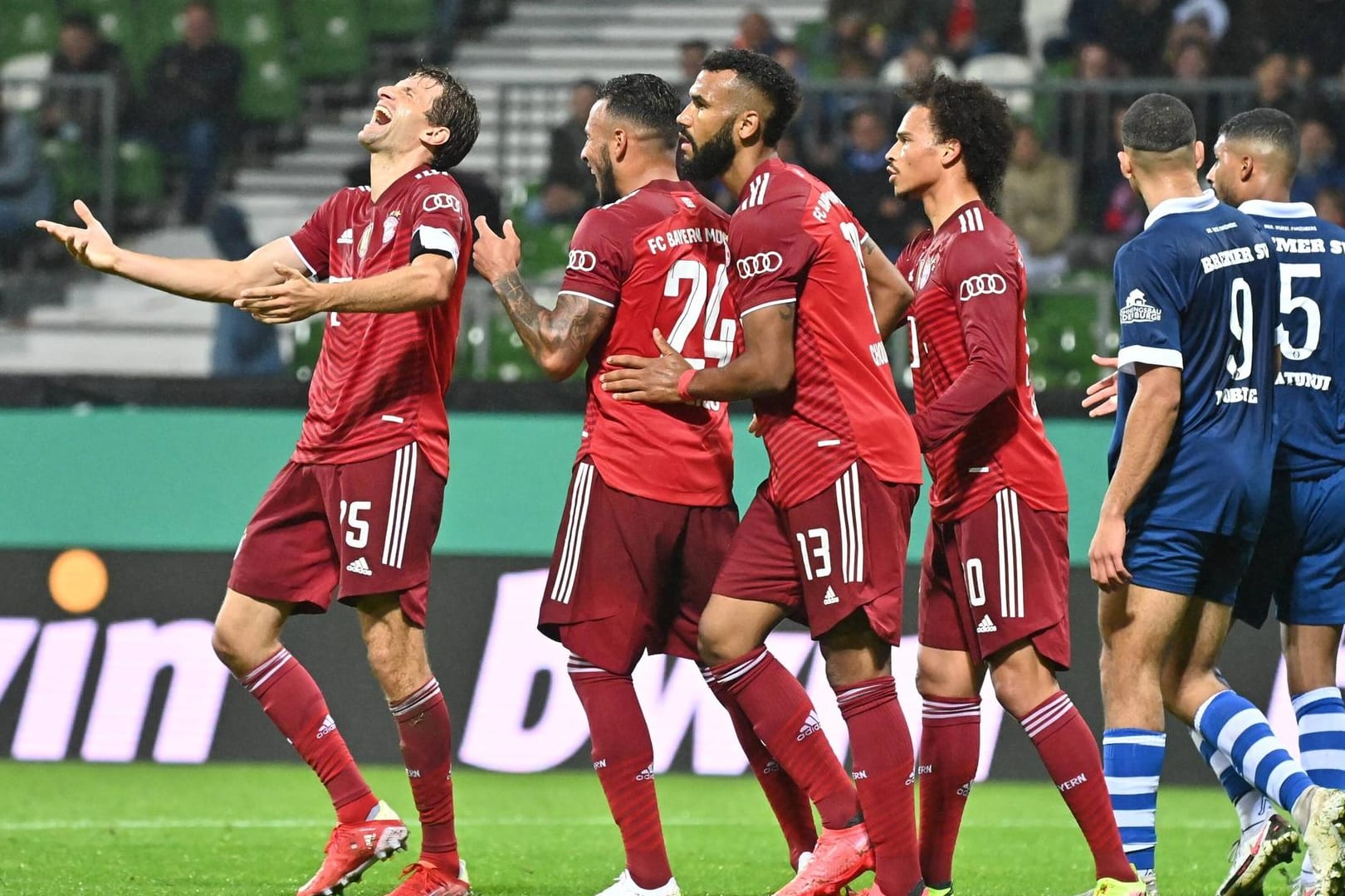 Hatten Spaß beim Spiel in Bremen: Die Bayern-Profis Thomas Müller, Corentin Tolisso, Eric-Maxim Choupo-Moting und Leroy Sané (v.l.).