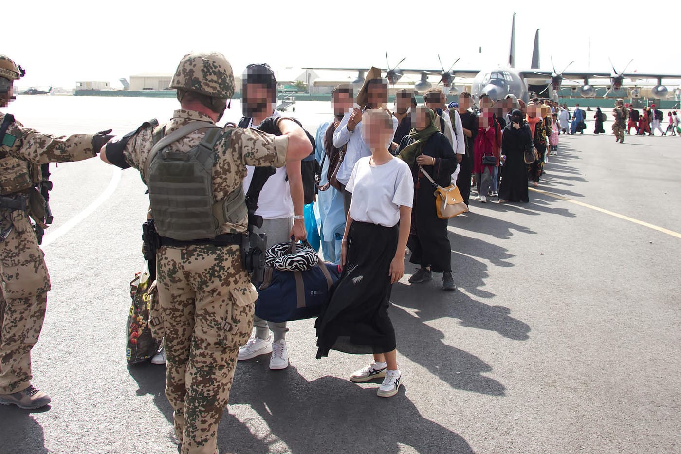 Afghanistan: Rund um den Flughafen Kabul harren weiter tausende Menschen in der Hoffnung auf einen Evakuierungsflug ins Ausland aus.