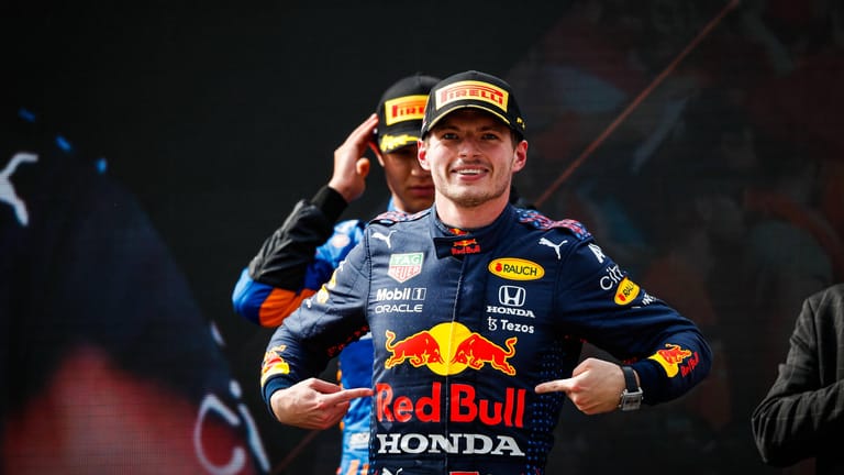 Max Verstappen liegt nach elf Rennen mit acht Punkten Rückstand auf Lewis Hamilton auf Rang zwei der Fahrerwertung.