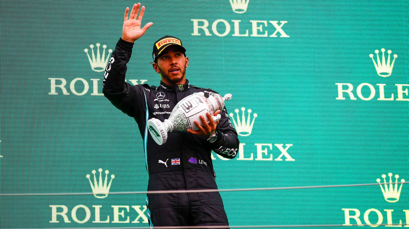 Lewis Hamilton gewann das letzte Rennen vor der Pause in Ungarn und holte den Rückstand auf Max Verstappen in der Fahrerwertung auf.