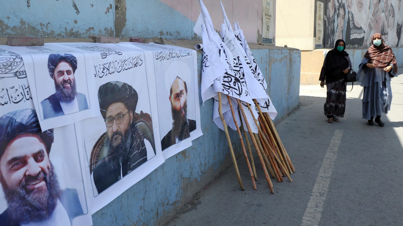 Poster und Fahnen der Taliban: Nach der Machtübernahme der Islamisten steht Afghanistan vor einer ungewissen Zukunft.