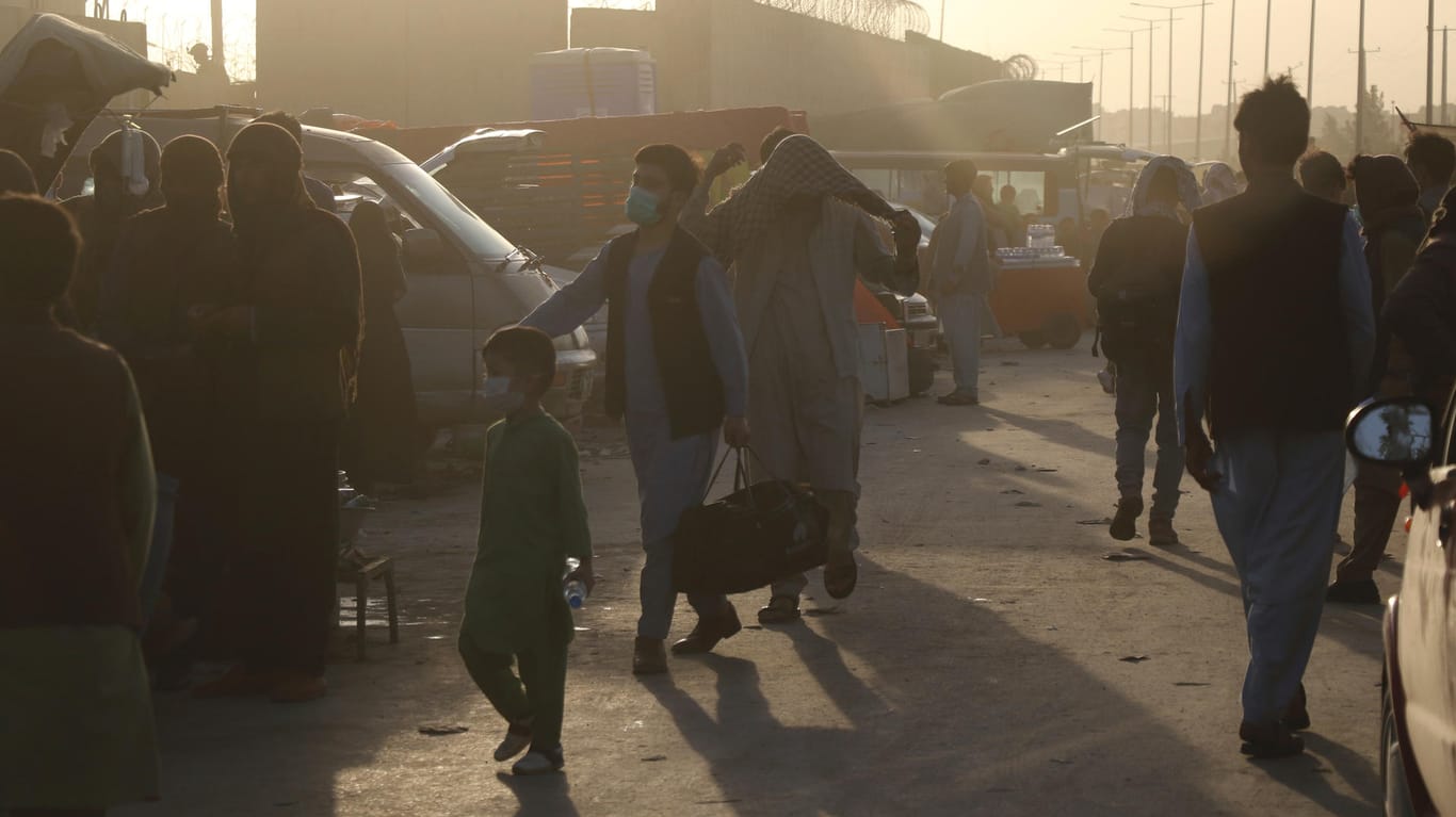 Menschen in Kabul: In Afghanistan droht nach der Machtübernahme der Taliban eine Wirtschaftskrise.