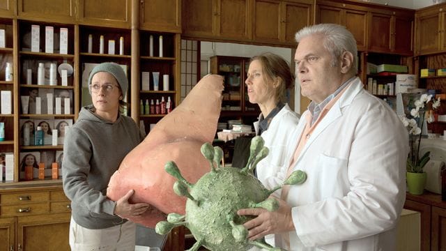 Schaufensterdekorateurin Tanja (Claudia Michelsen, l) in einer Szene der Komödie "Immer der Nase nach".